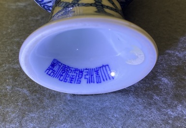 Een Chinese blauw-witte stem cup met Lan&ccedil;a inscripties, Qianlong merk en periode